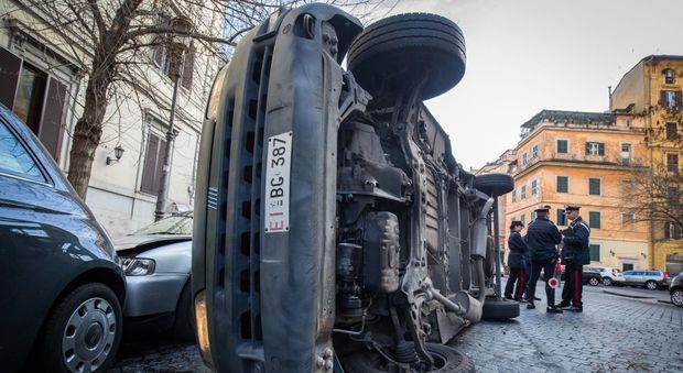 Roma, furgone dell'esercito travolge un auto e si ribalta