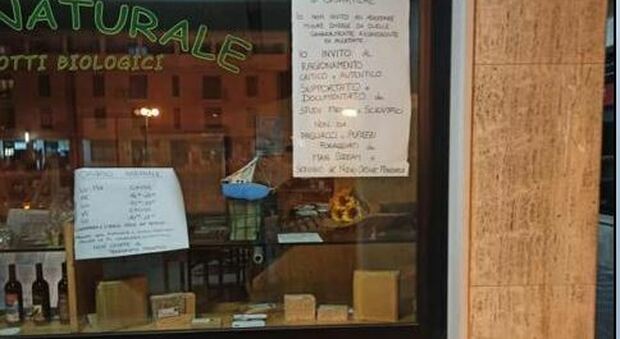 Il negozio con i cartelli negazionisti esposti in vetrina