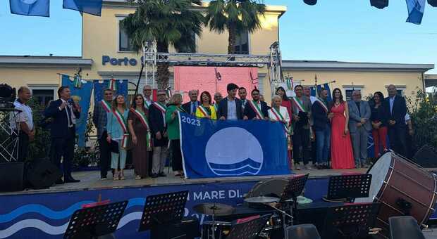 Bandiere Blu, festa a Porto San Giorgio. La madrina Manuela Arcuri: «E adesso un film nelle Marche»
