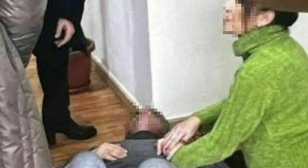 Entra a scuola e prende a pugni il professore della figlia, poi si vanta sui social: «Se tocchi la mia bambina, vai al tappeto» FOTO