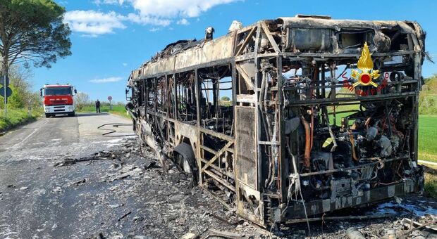 Il bus distrutto dalle fiamme
