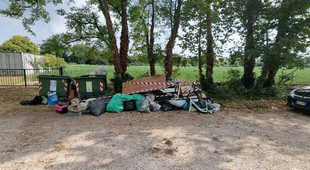 Il "colmo" dei rifiuti in Comina: la spazzatura accatastata dai volontari attira gli incivili dell'abbandono