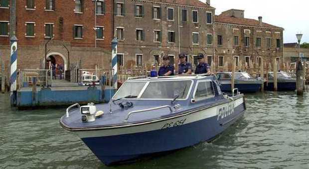 Turista si tuffa in laguna a Venezia salvato e multato dalla Volante