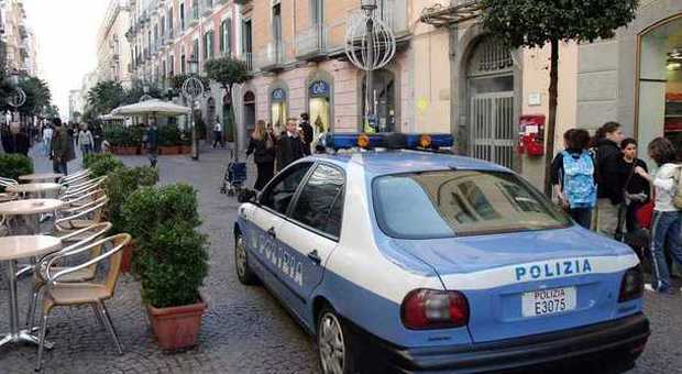 Litiga con l'ex moglie e minaccia di buttarsi dal balcone, alta tensione a Salerno