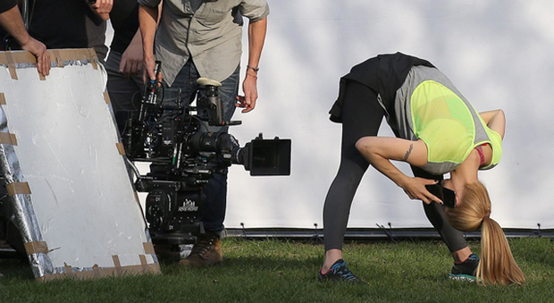 Michelle Hunziker inarrestabile: "snodata" sul set del nuovo spot