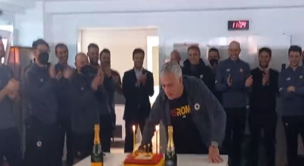 Roma, Mourinho compie 59 anni: gli auguri con una torta speciale