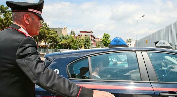 Il rapinatore con il mattarello aggredisce i carabinieri: «Mi hanno fatto ritardare il pranzo»