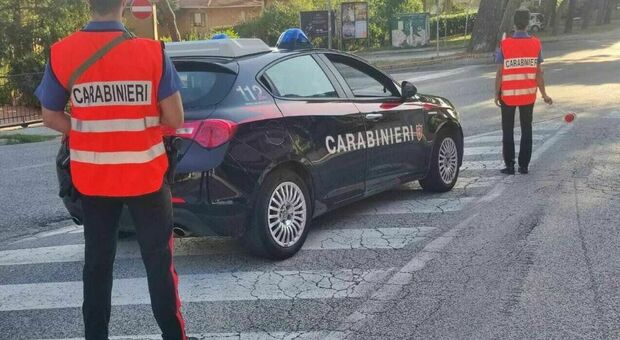 Ha la droga, in fuga dai carabinieri: il pusher tenta di chiuderli in casa
