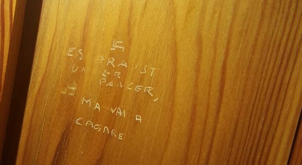 Svastica e frasi naziste incise sulla porta di un bagno a Montecitorio