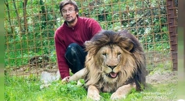 Morto a 33 anni sbranato dal leone che teneva in una gabbia nel giardino di casa