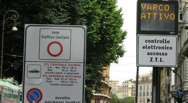 Roma, commercianti del Centro in rivolta: «Ztl e Zona arancione, così ci uccidono»