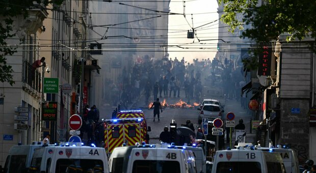Francia: giovane manifestante muore cadendo da tetto di un negozio