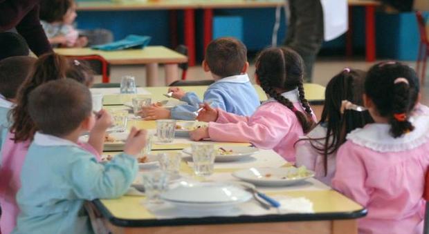 «Napoli, ancora insetti nei pasti dei bimbi alla mensa scolastica»
