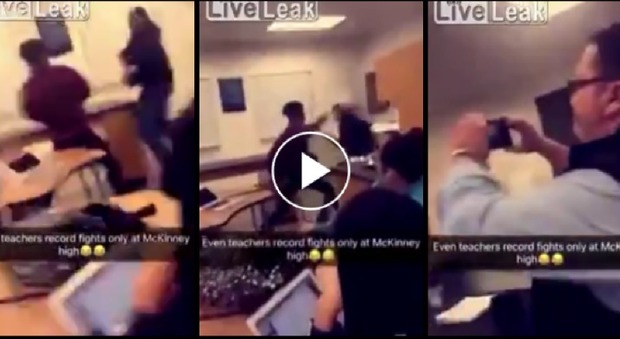 Professore sospeso: Filma la rissa tra studenti con lo smartphone e non interviene
