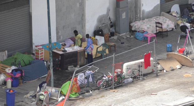 Napoli, l’ex mercato ittico occupato dai senzatetto. I residenti: abbiamo paura