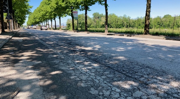 Pontebbana, a due anni dai lavori l'asfalto è già da buttare