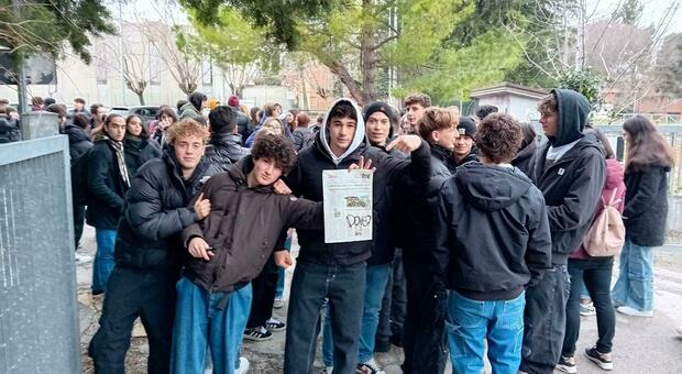 Ancona, termosifoni out e studenti in sciopero, un’ottantina di giovani fuori dal liceo Da Vinci: «Non entriamo, qui battiamo i denti»