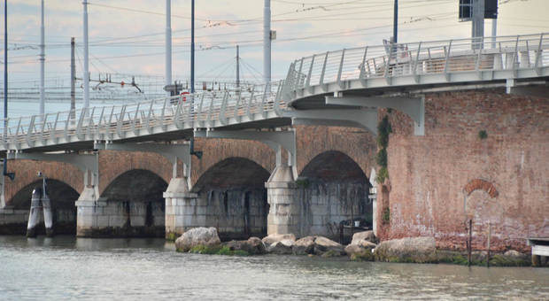 Le Ferrovie pagano la pulizia degli archi del Ponte della Libertà