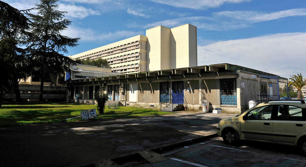 Napoli: boom di furti d'auto in ospedale, sfregio ai medici-eroi