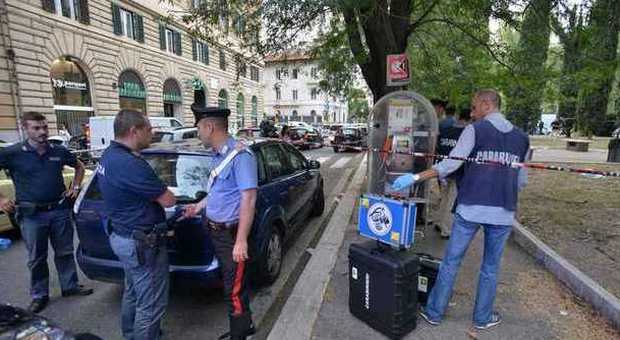 Carabinieri accoltellati a Roma, una testimone: «In strada era il panico»
