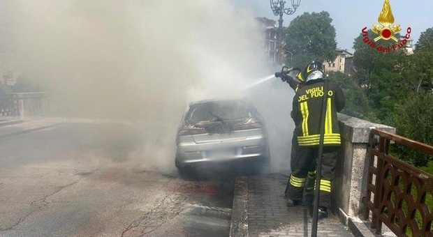 Paura sul ponte ad Ascoli: auto distrutta dal fuoco, il conducente riesce a saltare fuori in tempo