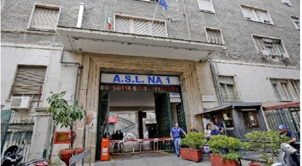 Muore d'infarto in casa a Napoli, la madre di 87 anni resta sola: salvata dai carabinieri