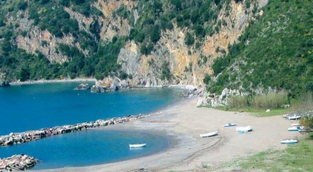 Chiazze scure nel mare tra Palinuro e Ascea, monta la protesta dei turisti