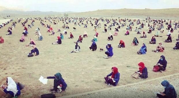 Le giovani afghane sostengono il test per l’università in spiaggia: l'immagine diventa simbolo di riscatto
