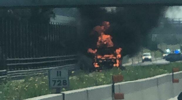 Incidente sull'autostrada A1 Milano-Napoli: bisarca in fiamme, code fino a 10 chilometri