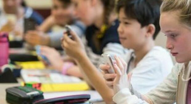 Scuola, via gli smartphone per studenti e prof? La proposta del ministro divide