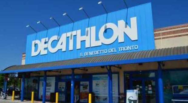 San Benedetto, aggrediscono vigilantes dopo avere rubato nel negozio Decathlon