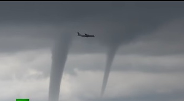 L'aereo vola tra i tornado. L'atterraggio è da brivido, il video è impressionante