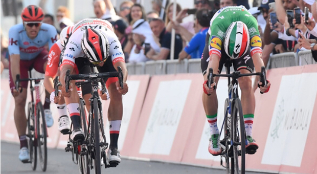 UAE Tour, Gaviria conquista la seconda tappa, bruciando allo sprint Viviani. Domani arrivo in salita