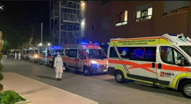 Foggia, le ambulanze con sospetti casi a bordo in fila al pronto soccorso