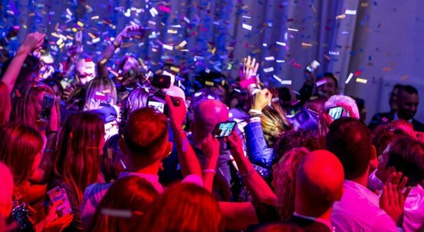 Festa per i 18 anni in hotel a Pozzuoli con buffet, dj e palloncini: multa a 59 invitati in abito da sera