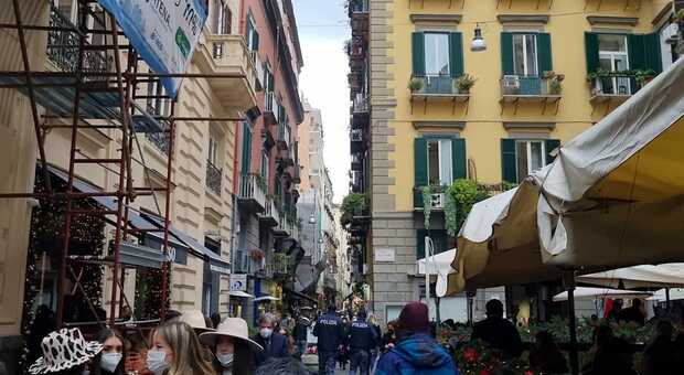 Napoli, le ordinanze scoraggiano il brunch della vigilia: ai baretti controlli a tappeto