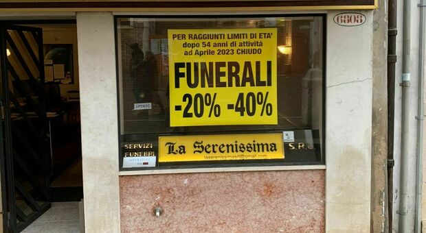 Venezia, il titolare delle pompe funebri va in pensione: 40% di sconto sui funerali. I parenti del defunto: «Risparmiati 1300 euro»