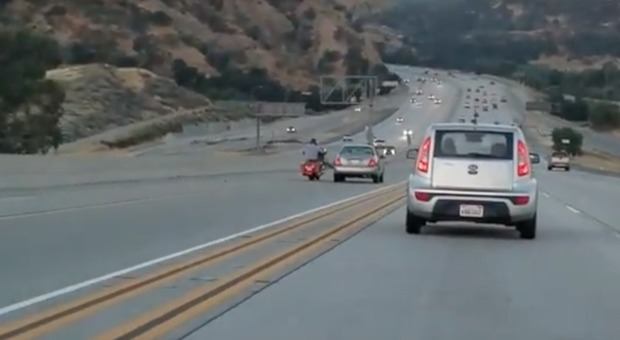 Usa, il motociclista litiga e dà un calcio a un macchina in corsa: l'auto si schianta e ne fa ribaltare un'altra