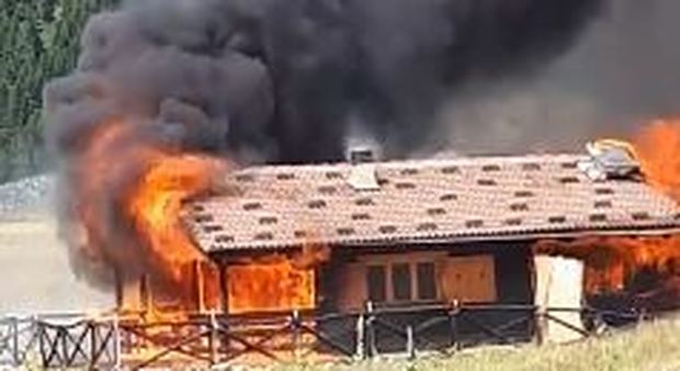 Gran Sasso, rifugio San Francesco distrutto dalle fiamme: gestori e turisti in fuga, indagini sulle cause