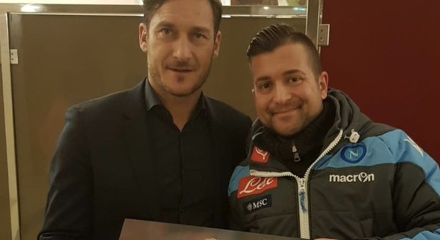 Totti arriva a Napoli con la Roma: regalo in hotel per l'ex campione