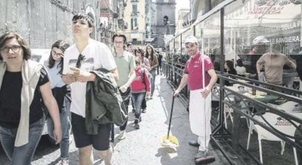 Decumani, boom di turisti tra i rifiuti: i ristoratori si scoprono netturbini
