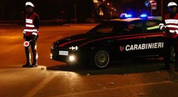 Ubriaco tampona l’auto di una donna e scappa, albanese denunciato