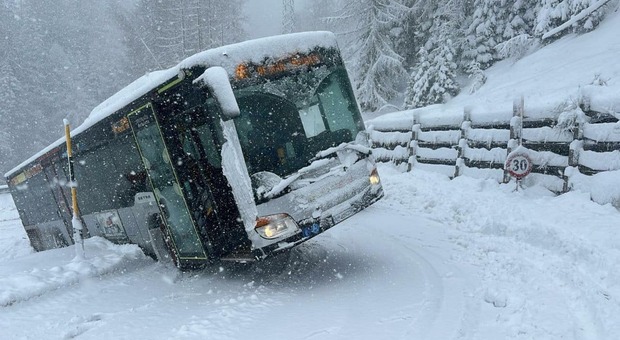 Skibus bloccato in curva sulla strada ricoperta di neve - Foto dal post Facebook di Veneto Strade Spa