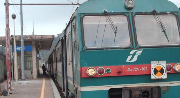 Sassi contro il treno Regionale: ferita ragazza sulla Napoli-Salerno