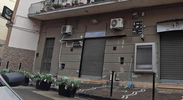 Le bombe della camorra: esplosione a Napoli Est, danni al bar