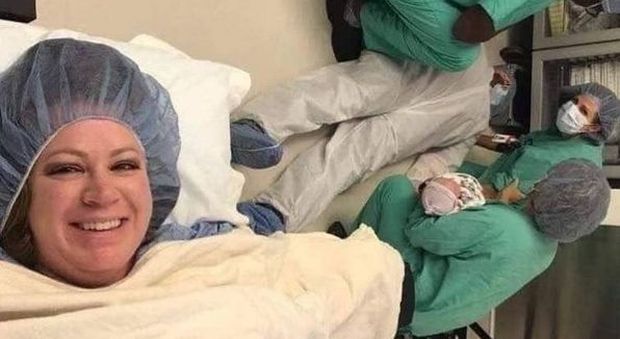 Lei partorisce, il marito sviene: il selfie della neo-mamma diventa virale