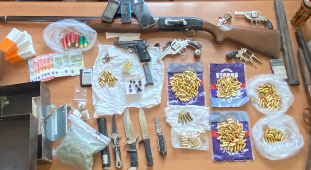 Casoria, armi e droga in casa: trovata anche un’uniforme da carabinieri