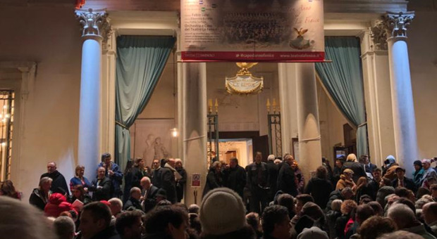 Venezia, scatta l'allarme durante il concerto di Capodanno al teatro La Fenice: pubblico e artisti evacuati. Cosa è successo