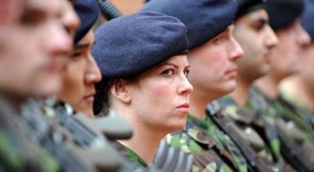 Gb, Cameron: «Donne soldato in prima linea». Scatta la polemica: «Rischiamo di perdere»