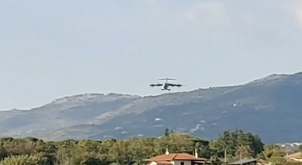 Un Airbus sui cieli di Frosinone, l'esercitazione militare all'aeroporto "Moscardini"